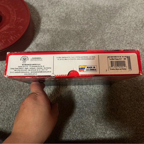 Victoria Seasoned Cast Iron Manual Dough and Tortilla Press with keeper - Picture 3 of 5